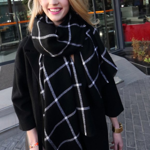 Accessories - Black and White Blanket Scarf